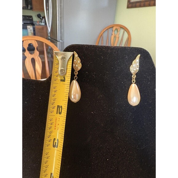 Vintage Gold Tone Drop Earrings Faux Pearl Teardrop Crystal Leaf Clip On 2 Inch - Picture 4 of 6